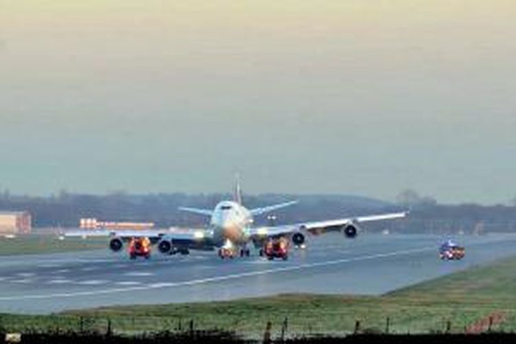 Video pesawat Boeing 747-400 milik maskapai Virgin Atlantic yang mendarat darurat karena kendala pada roda di bandara Gatwick, London, Senin (29/12/2014).