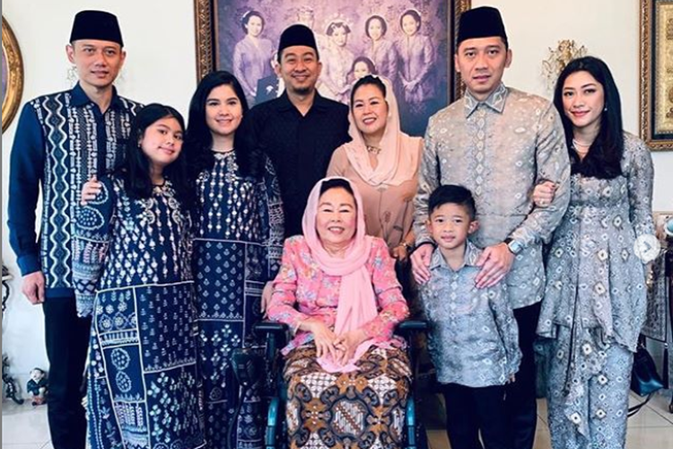 Agus Harimurti Yudhoyono (AHY) bersama istri dan anaknya serta Edhie Baskoro Yudhoyono (Ibas) bersama istri dan anaknya melakukan silaturahim ke kediaman Sinta Nuriyah Wahid, Kamis (6/6/2019).