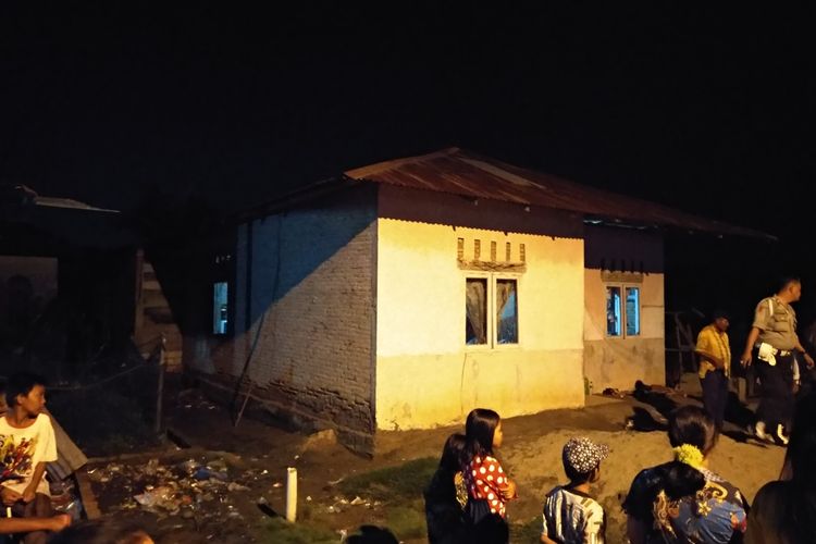 Suasana rumah Syamsudin (Syafri) setelah digeledah tim gabungan dari Polda Sumatera Utara, Polrestabes Medan, Polres Pelabuhan Belawan dan dibantu tim Densus 88 Mabes Polri. Warga masih berkerumun di sekitar lokasi.