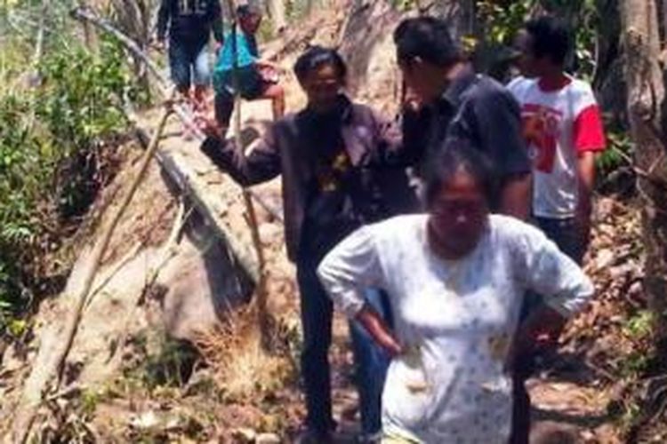 Siswi SD di Gunungpati Semarang tewas setelah jatuh ke jurang dan tertimpa batu saat jam pelajaran Olahraga, Kamis (10/9/2015).