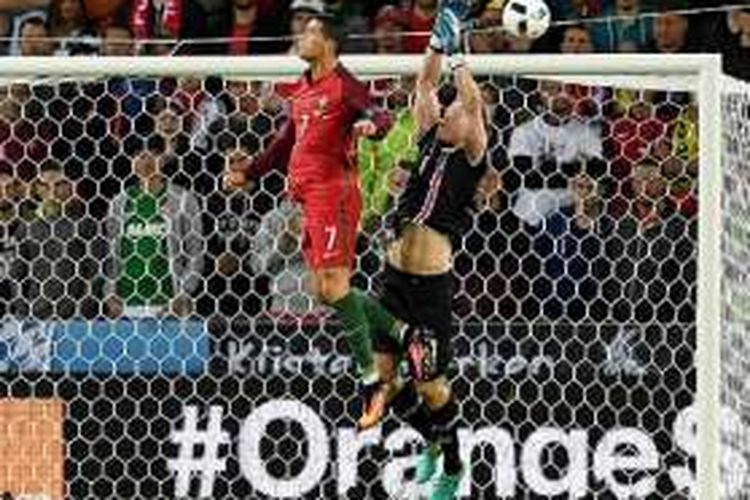 Usaha kapten Portugal, Cristiano Ronaldo, untuk menjebol gawang Islandia yang dijaga Hannes Halldorsson masih belum menemui hasil, Selasa (14/6/2016). 