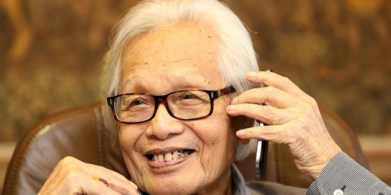 Pendiri Kompas Gramedia Jakob Oetama saat difoto di ruang kerjanya di Gedung Kompas Gramedia, Palmerah Selatan, Jakarta, Selasa (27/9/2016). Jakob Oetama, genap berusia 85 tahun pada hari ini.
