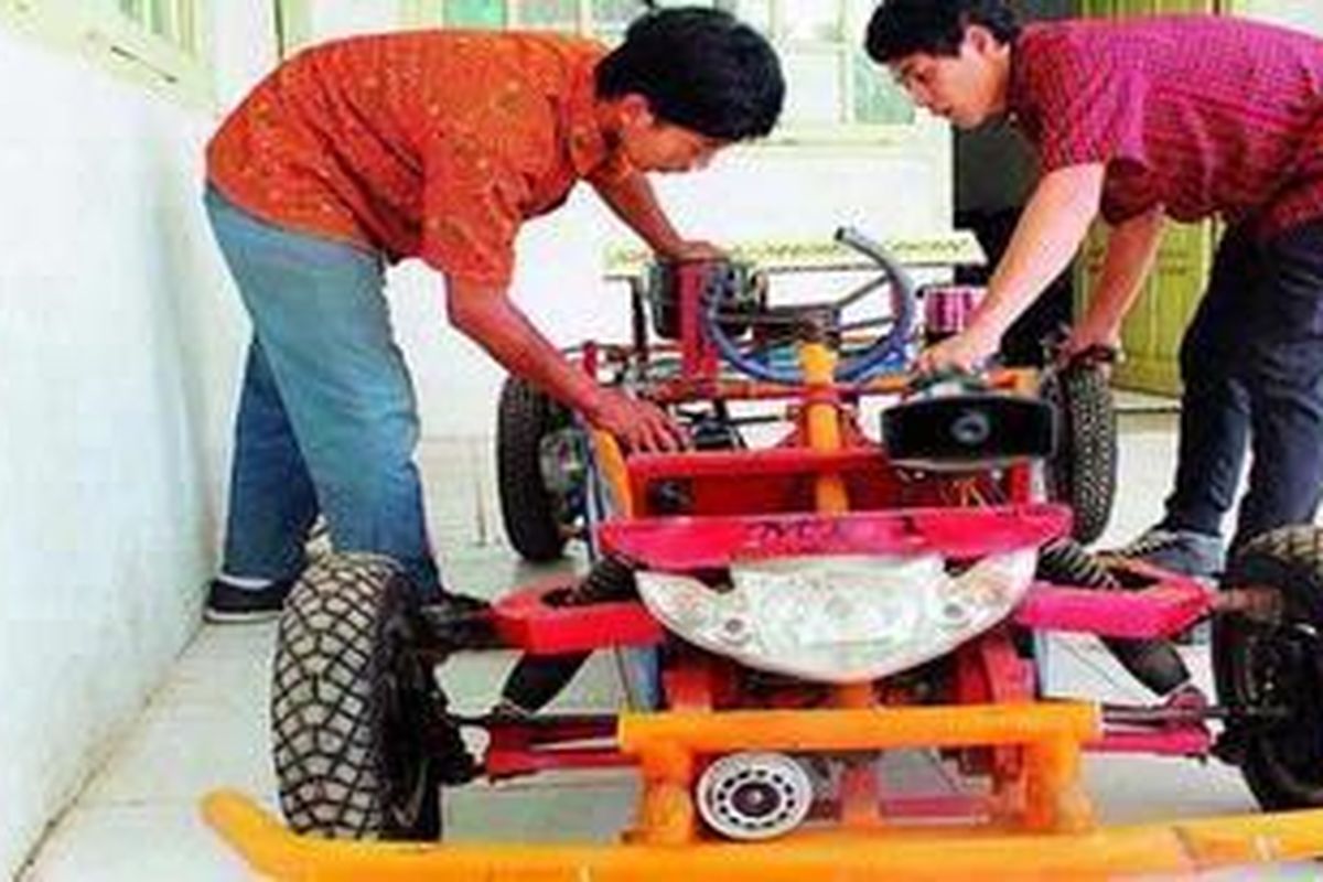 Siswa SMK Al Muhajirin, Kota Bengkulu, Provinsi Bengkulu, menunjukkan prototipe gokar buatan mereka, Kamis (1/11). Keterbatasan fasilitas bengkel tidak menghambat para siswa untuk membuat karya inovatif.