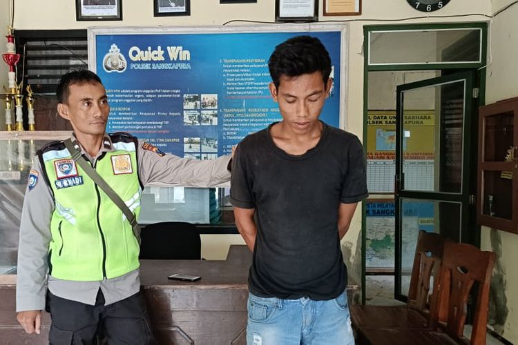Pelaku perampasan telepon genggam anak bawah umur (kanan), diamankan di kantor Polsek Sangkapura, Kepulauan Bawean Gresik, Jawa Timur, Rabu (15/11/2023).