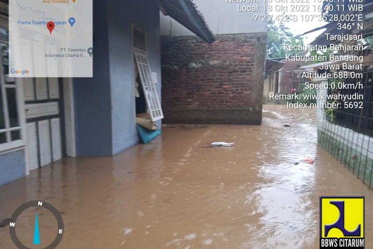 Hujan yang mengguyur Kabupaten Bandung dan sekitarnya sejak pukul 14.00 WIB pada Selasa (18/10/2022) menyebabkan aliran sungai Citalugtug yang melintasi Kecamatan Banjaran meluap dan merendam beberapa Kampung di Kecamatan Banjaran.