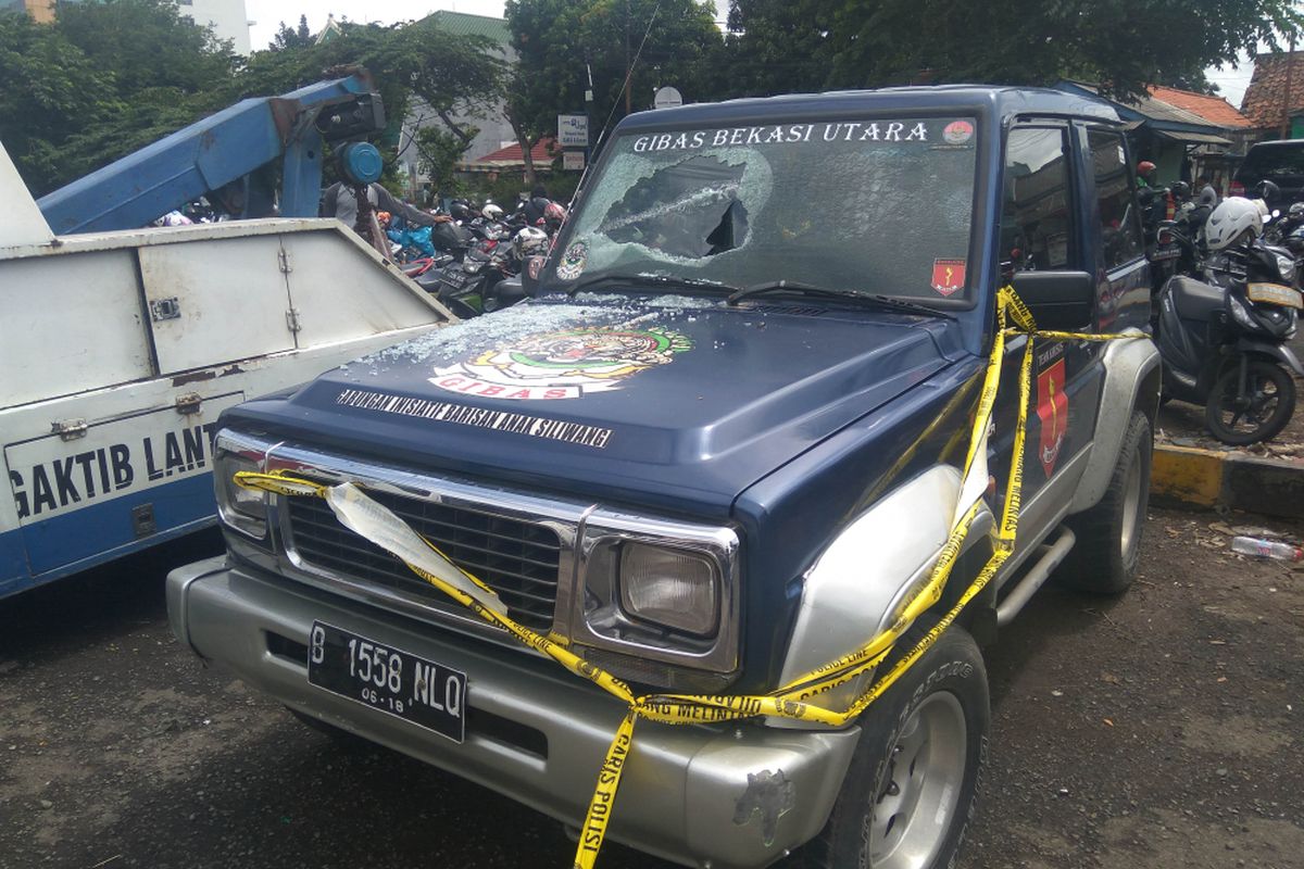 Mobil milik salah satu ormas yang jadi rusak karena bentrokan di Bekasi, Jumat (26/1/2018)