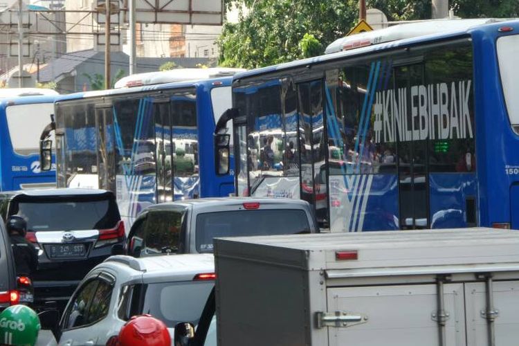 Antrean bus Transjakarta yang mogok memenuhi jalur Transjakarta sepanjang Koridor 3 Kalideres-Pasar Baru, Senin (12/6/2017). Lalu lintas sempat tersendat akibat mogok kerja ini. 
