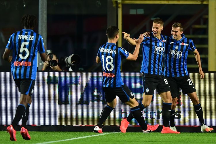 Gelandang Kroasia Atalanta Mario Pasalic (2ndR) merayakan dengan rekan satu timnya setelah mencetak gol pertama timnya selama pertandingan sepak bola Serie A Italia, Atalanta vs Brescia, dimainkan pada 14 Juli 2020 di belakang pintu tertutup di stadion Atleti Azzurri dItalia di Bergamo, sebagai negara. memudahkan pengunciannya yang bertujuan membatasi penyebaran infeksi COVID-19, yang disebabkan oleh coronavirus baru