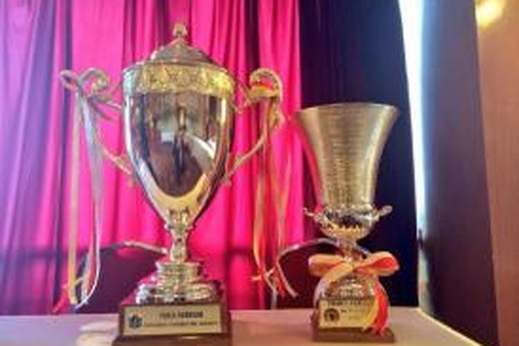 Trofi bergilir dari Gubernur DKI Jakarta dan trofi Trofeo Persija 2013