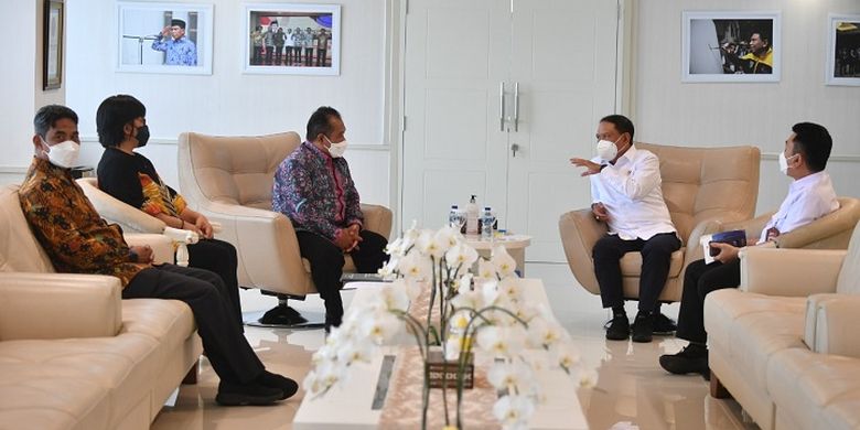 Menteri Pemuda dan Olahraga Republik Indonesia Zainudin Amali (tengah) menyambut kedatangan rombongan Unversitas Negeri Semarang (Unnes) di Kantor Kemenpora pada Jumat (7/1/2022) pagi WIB.
