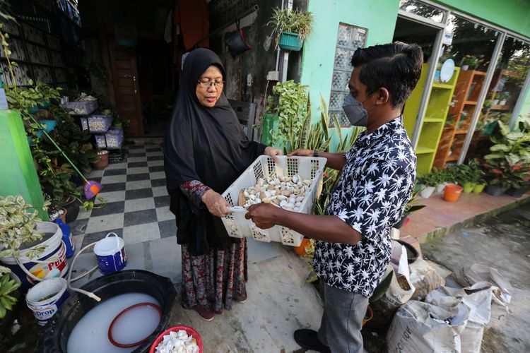 Suyanti menerima cangkang gonggong dari warga di UMKM Rumah Keong, Batam, Kepulauan Riau.