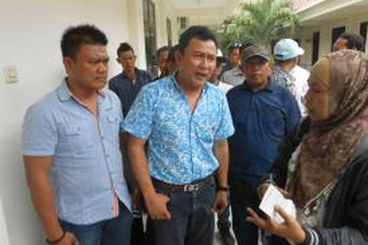 Tokoh Pemuda Demak , menggruduk Kantor PN Demak, melaporkan oknum hakim nakal yang diduga berselingkuh dengan istri orang, Senin ( 17/11/2014 ) 