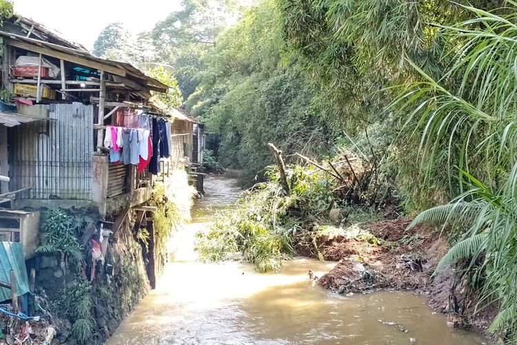 Aliran sungai Cibeber tertimbun material longsor tebing tanah di Kampung Neglasari, Desa Purwasari, Kecamatan Cicurug, Sukabumi, Jawa Barat, Kamis (6/10/2022).
