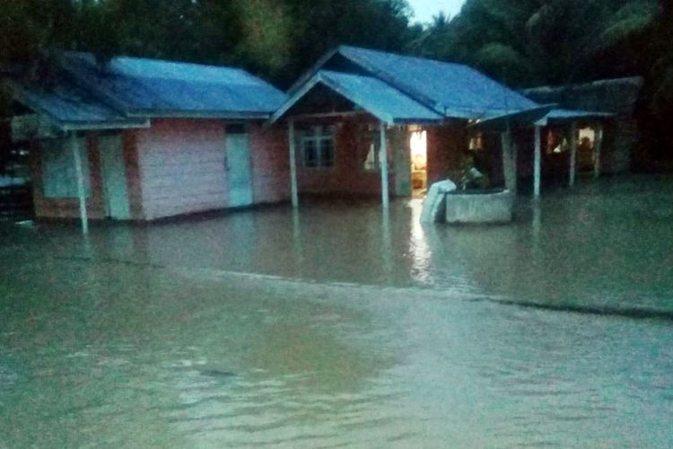 Banjir yang menggenangi rumah warga di Kecamatan Lemito Kabupaten Pohuwato.