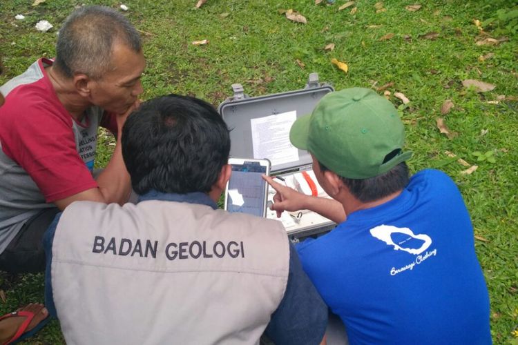 Petugas PVMBG menyiapkan alat deteksi gas mobile untuk mendeteksi gas berbahaya dari gunung Agung