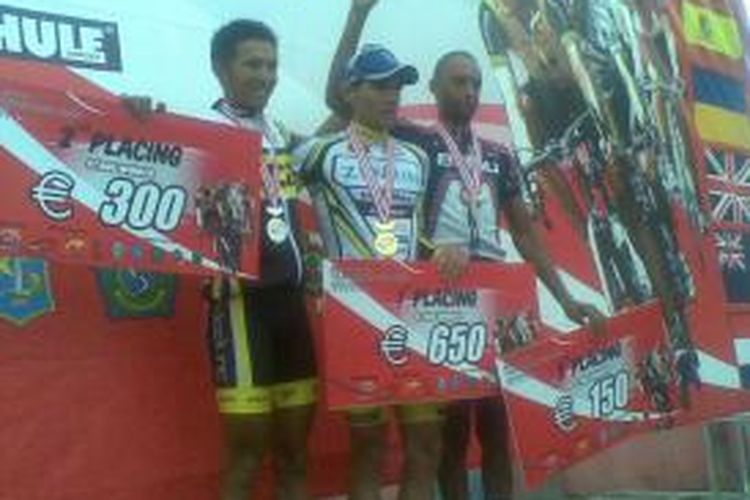 Hari Fitriyanto (kiri), runner up etape II TdEJ 2013.
