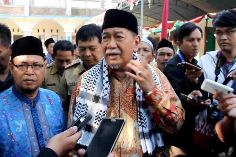 Bakal Calon Gubernur Jawa Barat Deddy Mizwar menyampaikan tak percaya informasi pembatalan dukungan DPD Partai Gerindra, usai mengujungi Pondok Pesantren Alfattah, Kelurahan Perbutulan, Kecamatan Sumber, Kabupaten Cirebon, Selasa (12/9/2017). Dia masih memegang komitmen ketua Umum Partai Gerindra Prabowo Subianto. 