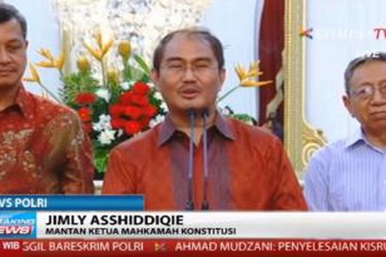 Mantan Ketua Mahkamah Konstitusi Jimly Asshiddiqie menyampaikan keterangan di Istana Negara, Jakarta, Minggu (25/1/2015) malam mengenai tim independen yang akan membantu presiden menyelesaikan kisruh KPK dan Polri.