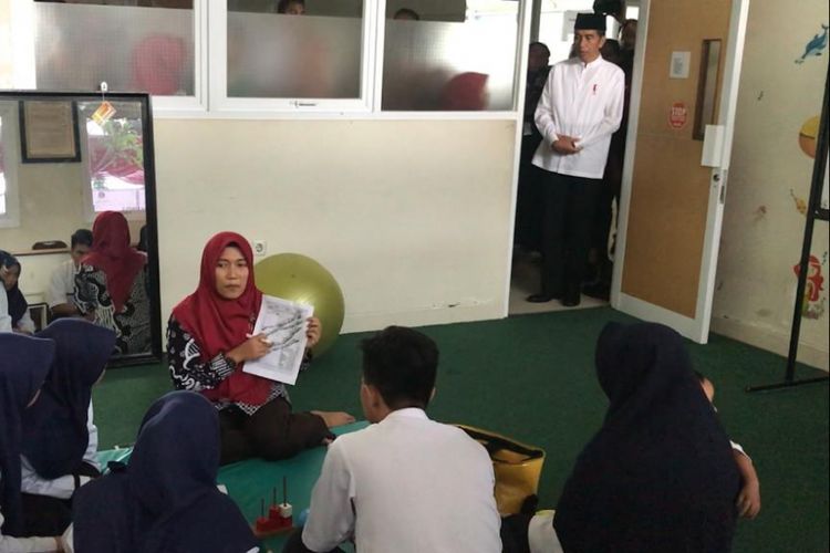 Presiden Joko Widodo saat mengunjungi fasilitas pendidikan di Universitas Aisyiyah Yogyakarta, Kamis (6/12/2018).