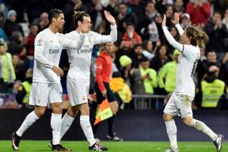 Cristiano Ronaldo dan Luka Modric merayakan gol Gareth Bale saat Real Madrid menjamu Deportivo La Coruna, Sabtu (9/1/2016).