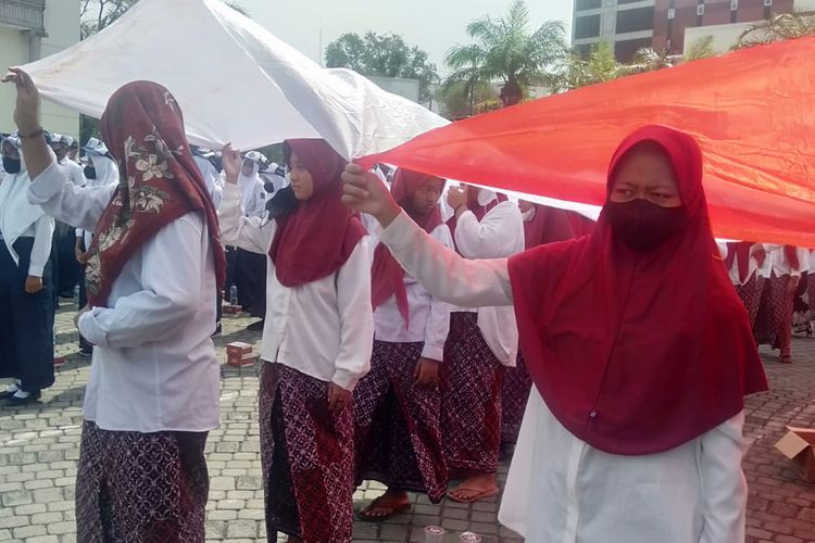 Kirab Merah Putih dalam rangka Haul Mbah Depok diadakan di Kota Semarang, Jawa Tengah. Selasa (17/5/2022)