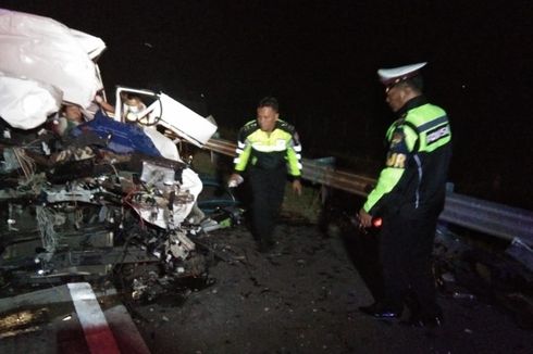 Minibus Bawa Rombongan Mahasiswa Tabrak Tronton di Tol Madiun-Nganjuk, 5 Tewas