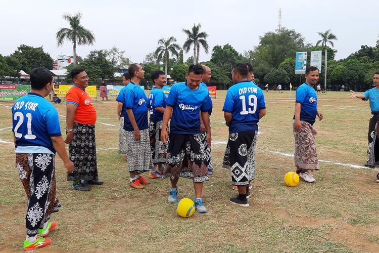 para pemain Sepak bola sarung batik di Lapangan Mataram Kota Pekalongan Jawa Tengah.