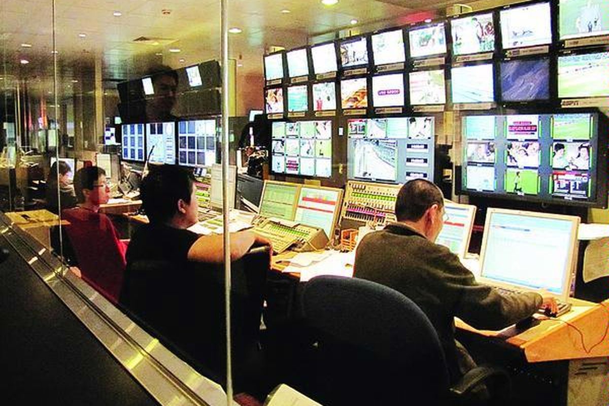 Saluran TV olahraga ESPN tak lama lagi akan dapat dinikmati siarannya lewat teknologi high definition. Karyawan kantor ESPN di Singapura akhir pekan lalu tengah bertugas menayangkan siaran.