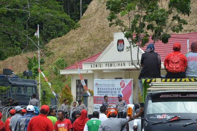 Aksi unjukrasa yang dilakukan pendukung paslon Mutiara-Berkah di kantor KPU Halmahera Tengah 