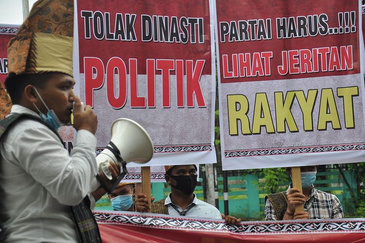 Sejumlah massa yang mengatasnamakan Gerakan Peduli Simalungun (GPS) menggunakan pakaian adat Batak Simalungun saat berunjuk rasa di depan kantor PDI Perjuangan Sumut, Medan, Sumatera Utara, Jumat (19/6/2020). Dalam aksinya mereka meminta kepada partai politik untuk menolak politik dinasti dalam proses pencalonan menjelang pilkada khususnya di Sumatera Utara. ANTARA FOTO/Septianda Perdana/wsj.