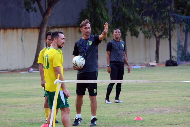 Wolfgang Pikal, asisten pelatih baru Persebaya Surabaya Alfred Riedl pertama kali memimpin latihan di Lapangan Mapolda Jawa Timur Surabaya, Rabu (04/05/2019) sore.