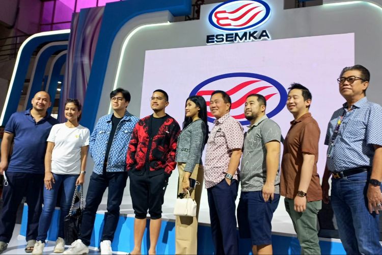 Kaesang Pangarep bersama istrinya berkunjung ke pameran otomotif Indonesia International Motor Show (IIMS) 2023