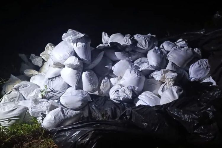 TNI AL Gagalkan Penyelundupan 1,8 Ton Timah di Pantai Pangkul Bangka Tengah, Empat Orang Diamankan