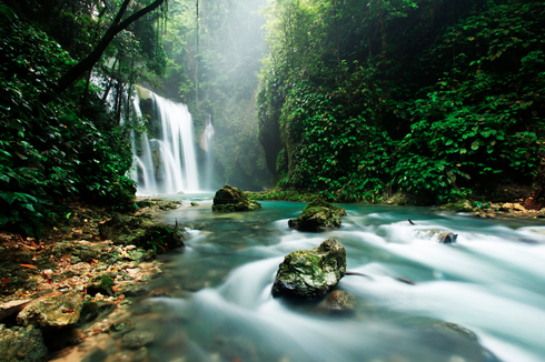 7 Tips Aman Wisata Air Terjun Saat Musim Hujan, Perhatikan Hal Ini