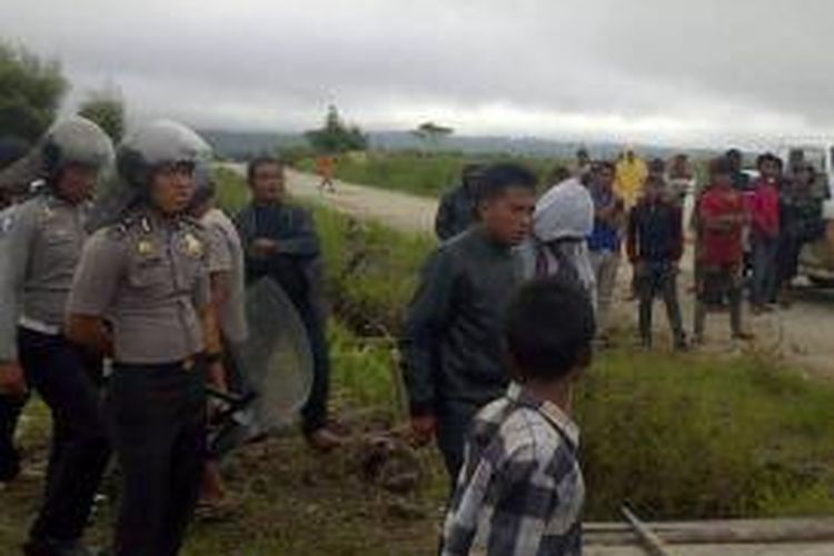 Aparat Polres Samosir saat melakukan pengamanan di hutan Tele saat warga Kabupaten Samosir melakukan aksi ke PT Toba Pulp Lestari.