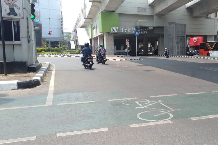 Jalur sepeda di depan stasiun MRT Blok M, Jakarta Selatan, Jumat (20/9/2019)