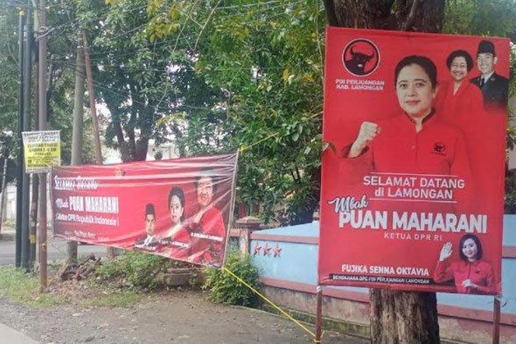 Banner dan spanduk bergambar Puan Maharani didampingi foto Ketum DPP PDI Perjuangan, Megawati Soekarno Putri dan Kakeknya Soekarno di pertigaan jalan Pangsud - Pasar Ikan, Selasa (1/3/2022)
