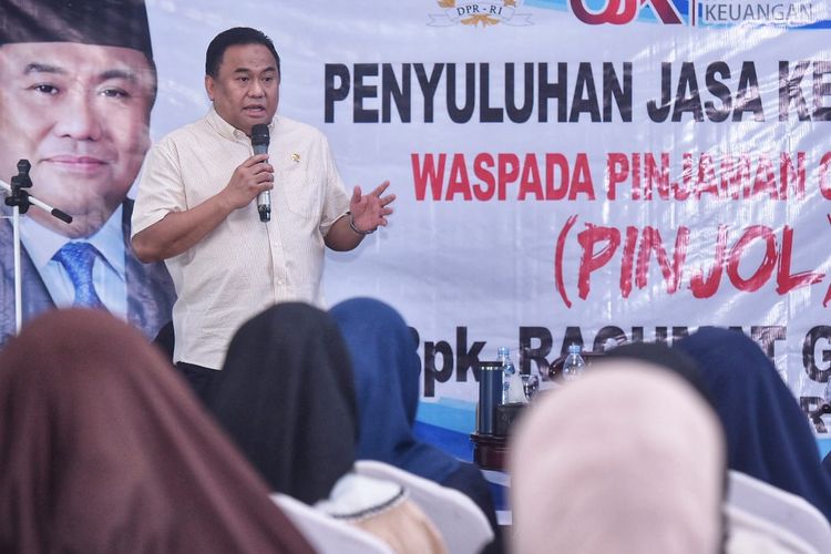 Wakil Ketua DPR RI Bidang Koordinator Bidang Industri dan Pembangunan (Korinbang) Rachmat Gobel dalam kegiatan bertajuk Penyuluhan Jasa Keuangan Waspada Pinjaman Online (Pinjol) yang diadakan Otoritas Jasa Keuangan (OJK) dan Yayasan Cahaya Rakyat Gorontalo di Gorontalo, Selasa (8/8/2023).
