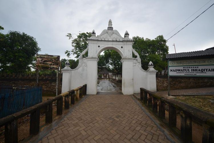 Makam Aermata Ebhu, di Kabupaten Bangkalan, Madura, salah satu wisata sejarah dan budaya di Madura.