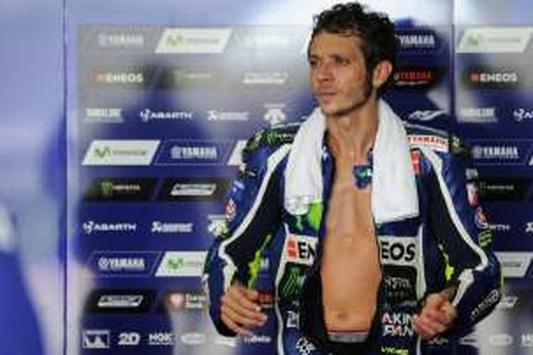 Pebalap Movistar Yamaha asal Italia, Valentino Rossi, menunggu di paddock Sirkuit Sepang, Malaysia, pada hari ketiga tes pramuisim MotoGP 2016, Rabu (3/2/2016).