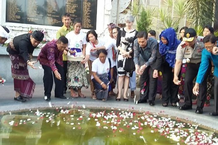 Tabur bunga peringatan tragedi Bom Bali ke-13 di Monumen Bom Bali, Jalan Legian, Kuta, Senin (12/10/2015).
