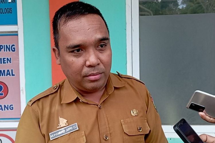 Kepala UPTD Dinas Pengendalian Penduduk dan Keluarga Berencana (DPPKB) Kecamatan Pamboang, Kabupaten Majene, Sulawesi Barat, saat diwawancara di halaman Puskesmas Pamboang, Selasa (7/5/2024).