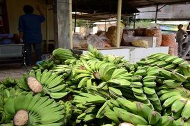 Pisang-pisang kepok siap olah menumpuk di salah satu rumah perajin keripik pisang di Jalan Pagar Alam, Bandar Lampung, Sabtu (8/12/2012). Di awal musim penghujan ini, industri keripik pisang di Bandar Lampung kesulitan mendapatkan pasokan pisang segar sebagai bahan baku.