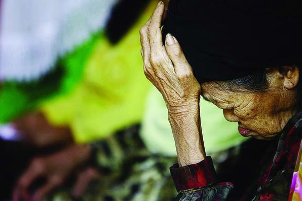 Perempuan lansia tertidur karena lelah antre untuk mendapatkan bantuan langsung tunai atau BLT di Kantor Pos Sawangan, Depok, Jawa Barat, Selasa (1/7). Sebanyak 1.740 warga dari tiga kelurahan di Kecamatan Parung, Bogor, Jawa Barat, kemarin menerima dana BLT sejumlah Rp 300.000 sebagai kompensasi dari kenaikan harga bahan bakar minyak.  