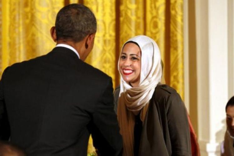 Presiden Barack Obama menyalami Samantha Elauf dalam acara buka puasa bersama di Gedung Putih, Senin (22/6/2015). Samantha adalah perempuan AS yang membela haknya mengenakan hijab hingga ke Mahkamah Agung.