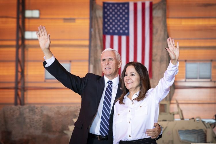 Mike Pence dan Karen Pence dalam ucapan perpisahannya di Twitter. 