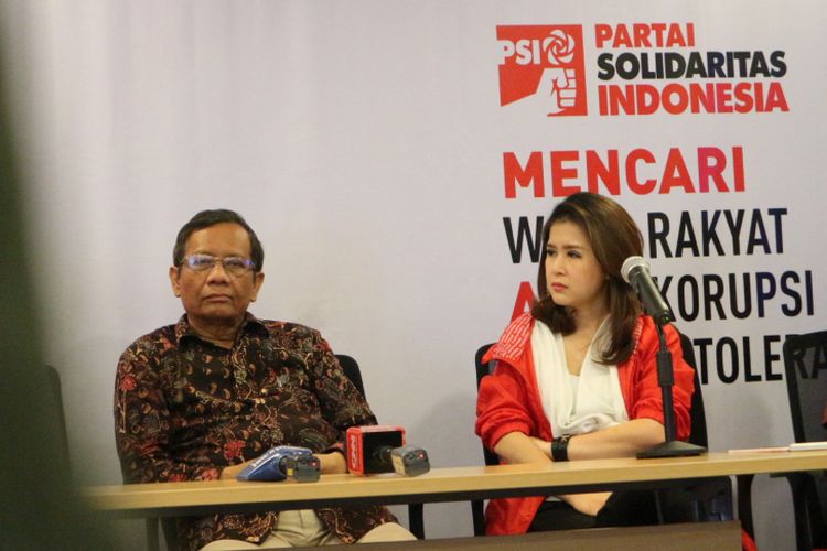 Pakar Hukum Tata Negara, Mahmud MD (kiri) menjadi salah satu panelis independen seleksi terbuka bakal calon anggota legislatif, DPR RI dari Partai Solidaritas Indonesia (PSI) ketika ditemui di kantor DPP PSI, Jakarta, Minggu (5/11/2017). 