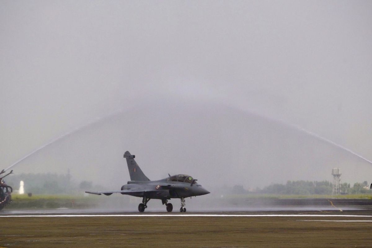 5 kloter pertama jet tempur Rafale dari Perancis yang dipesan India datang pada Kamis (10/9/2020), dan dimandikan dalam seremoni di Pangkalan Udara Ambala. Total dana senilai 9,4 miliar dollar AS (Rp 139,78 triliun) dikucurkan India untuk membeli 36 unit jet tempur Rafale.