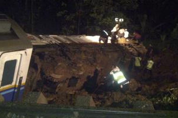 Kereta Api Malabar jurusan Bandung-Malang anjlok di Kampung Terung, RT 5, RW 9, Desa Mekarsari, Kecamatan Kadipaten, Kabupaten Tasikmalaya, Jawa Barat, Jumat (4/4/2014) malam. Kereta anjlok setelah menabrak reruntuhan longsor yang menutupi lintasan kereta.