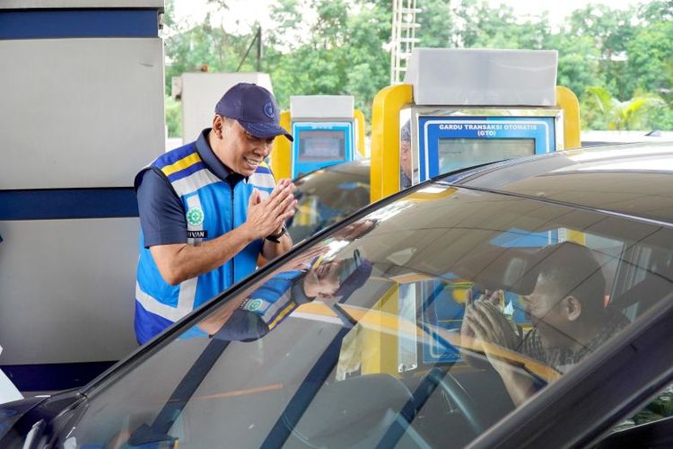 Direktur Utama Jasa Marga Rivan Achmad Purwantono menyapa pengguna jalan tol dan memberikan bingkisan di Gerbang Tol Cililitan sebagai bentuk apresiasi pada Hari Pelanggan Nasional, Kamis (4/9/2025).